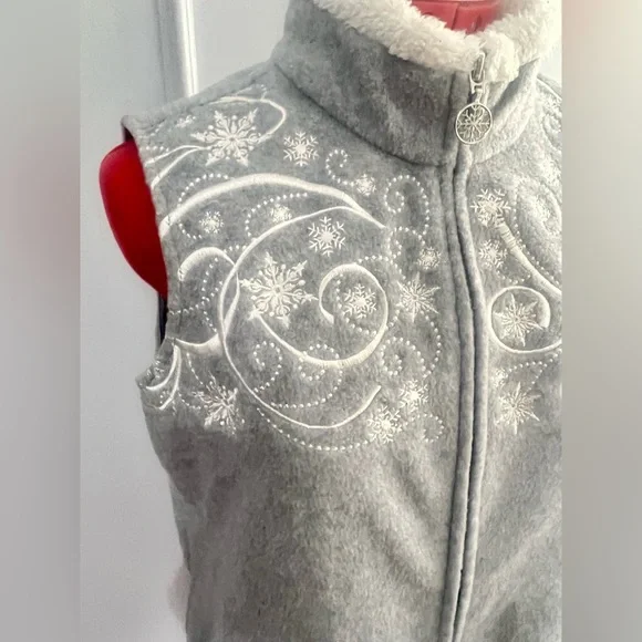 Croft & Barrow Gray Fleece Vest with Snowflake Embroidered Design small festive - Picture 3 of 10